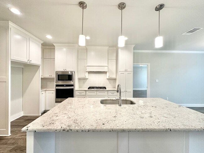 Building Photo - Available Now! Stunning 3 Bedroom 2 Bath i...