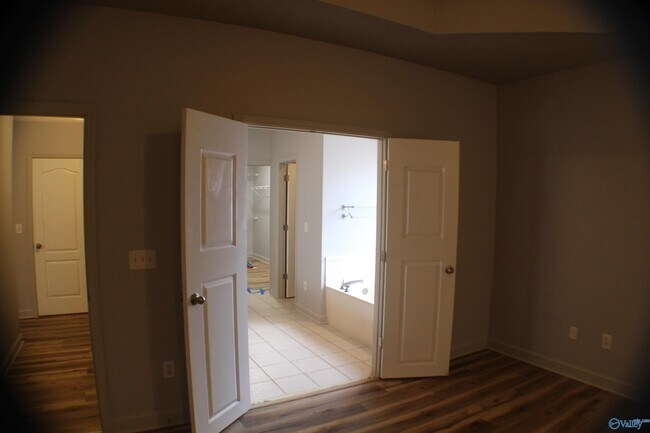 Building Photo - 111 Ervington Pl