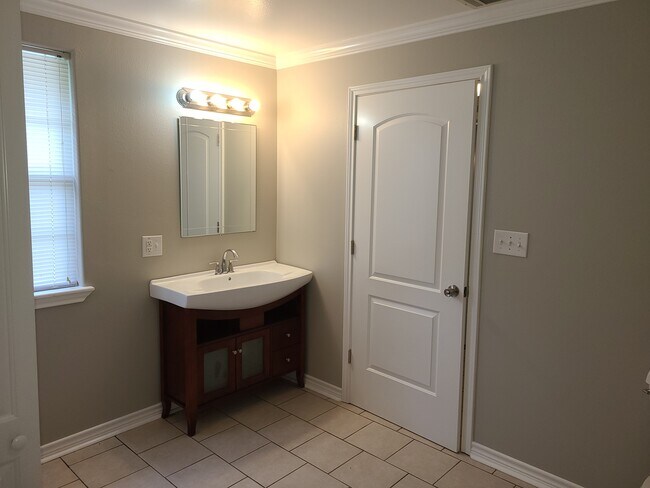 Building Photo - 917 Linda Ln