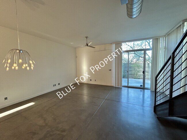 Building Photo - 3611 E 3rd St