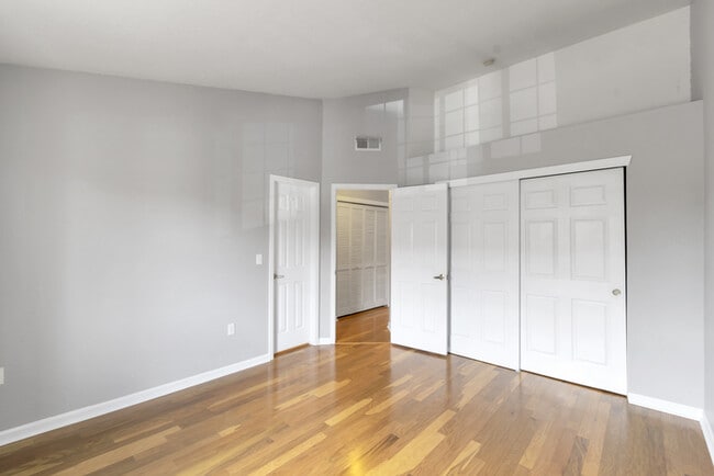 Building Photo - 2 bedroom with attached garage!!
