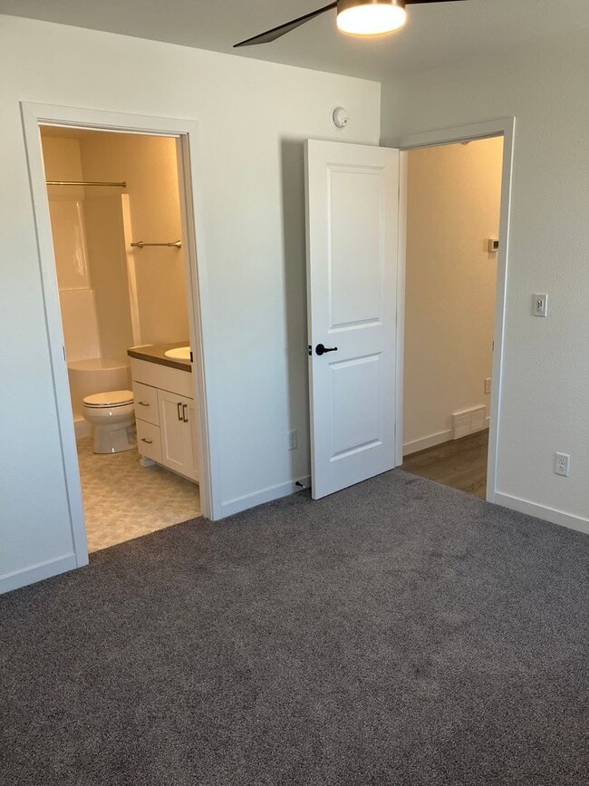 Building Photo - 4 Bed  3 Bath Twin Home