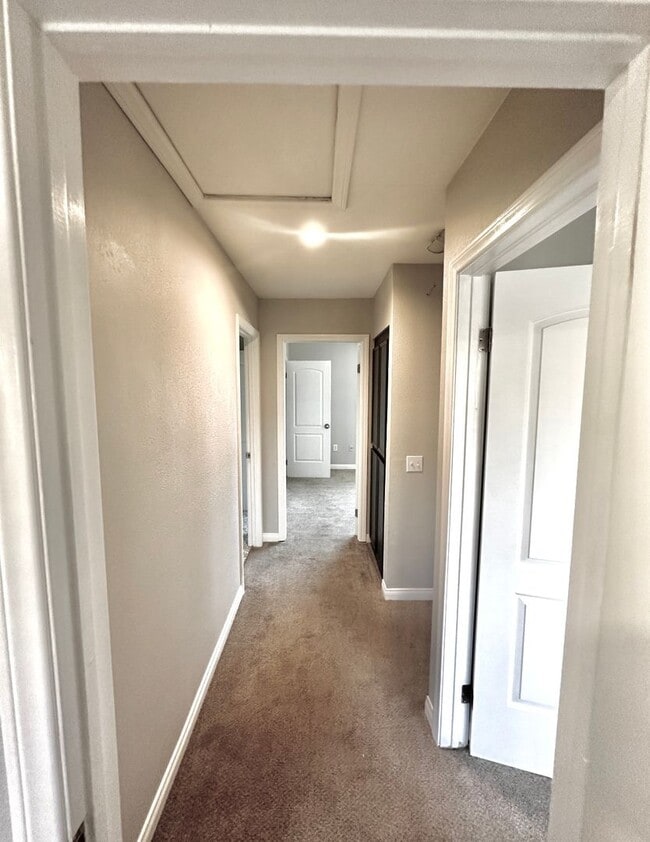 Building Photo - Stunning Townhome In Santee with Modern Fi...