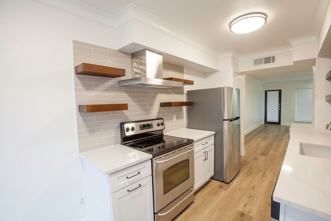 Building Photo - Remodeled Central Dallas Condo