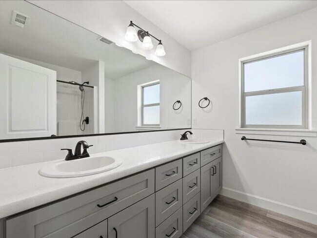 Building Photo - 1016 S Blueberry Pl