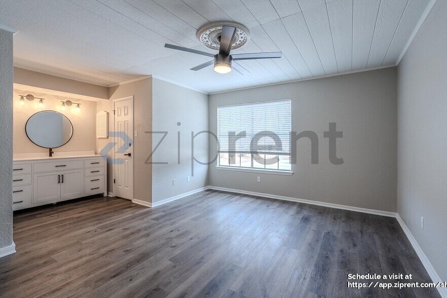 Building Photo - 2052 Lakeside Dr