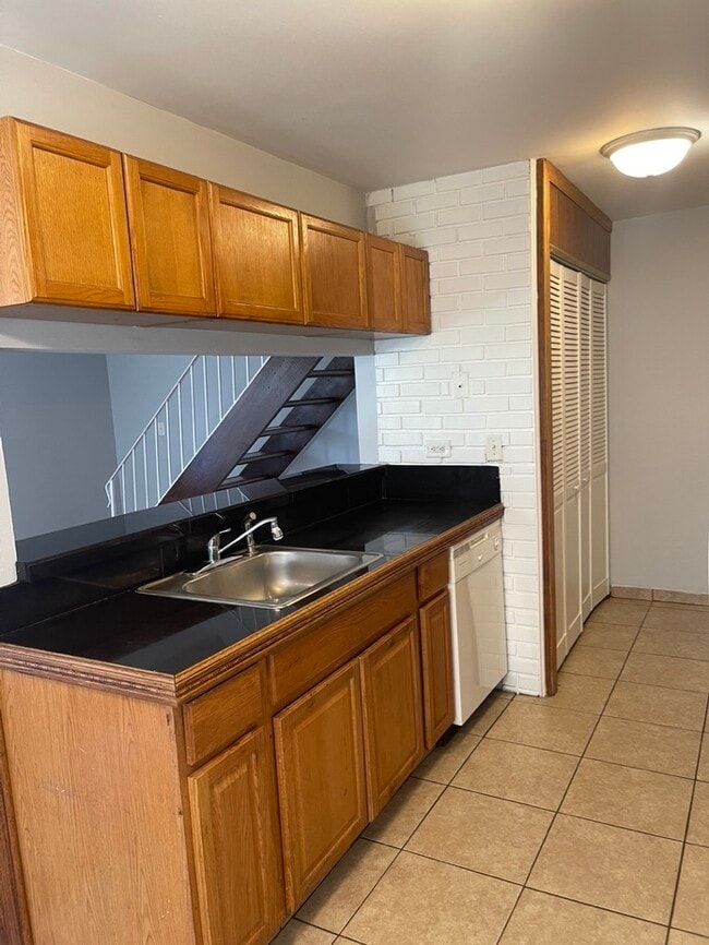 Building Photo - 423 James Ct