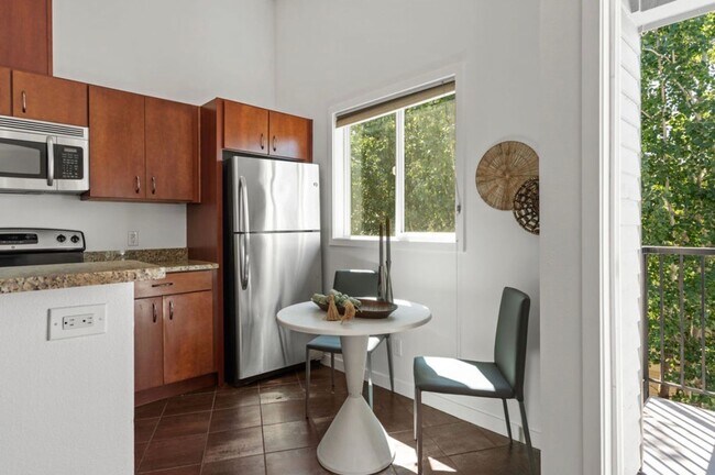 Building Photo - Top Floor 2-Bed Condo with Garage Parking