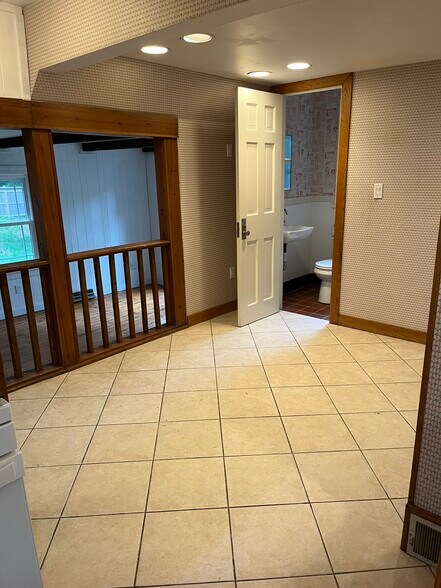 Half bath - 10 Darroch Rd