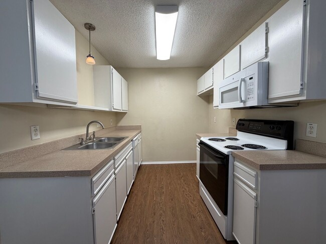 Building Photo - AVAILABLE NOW 3 BEDROOM 2 BATH DUPLEX IN NORTH RICHLAND HILLS