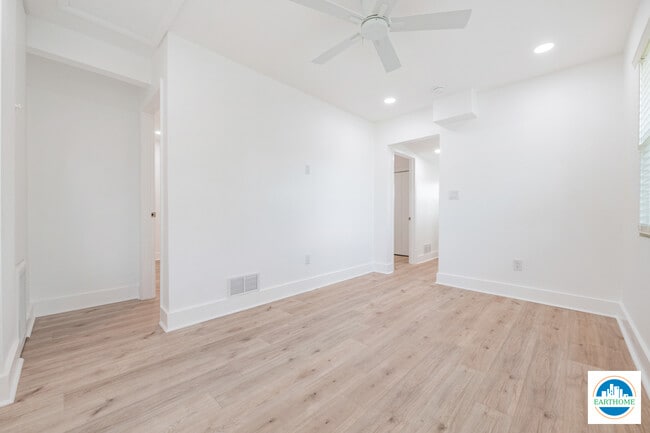 Building Photo - 3226 6th Ave S