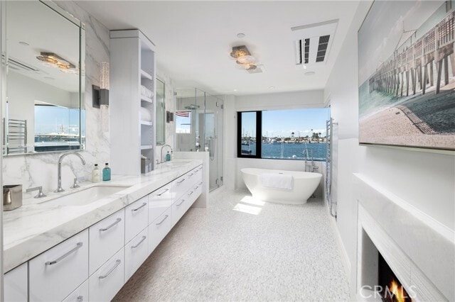 Building Photo - 130 S Bay Front