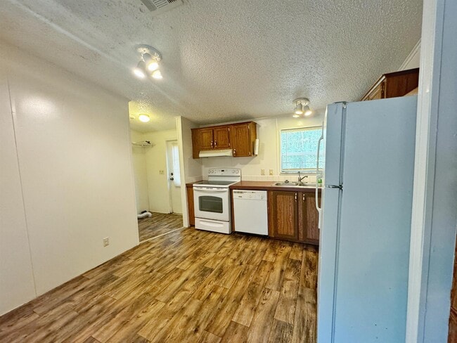 Building Photo - 5872 Pine Creek Dr