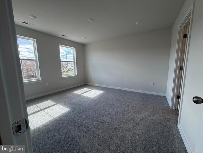 Building Photo - 39 E Front St