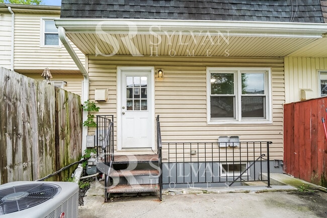 Building Photo - This highly desirable 4 bedroom, 2 bathroom home is ready for your personal touch!