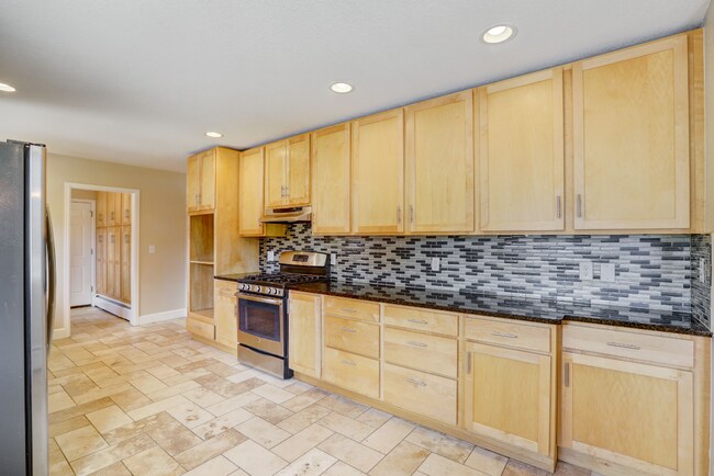 Building Photo - Spacious & Modern Home in Crestmoor Park!