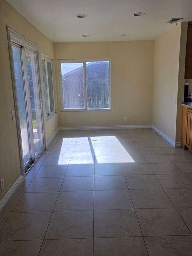 Building Photo - Close to Cal State