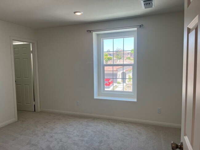 Building Photo - Lake Elsinore 5 Bedroom