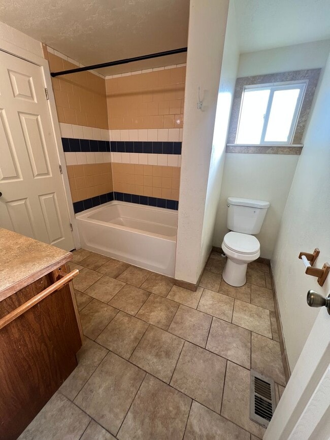 Building Photo - Room to spread out in this 3 Bedroom and 2 Bathroom - Pets Welcome