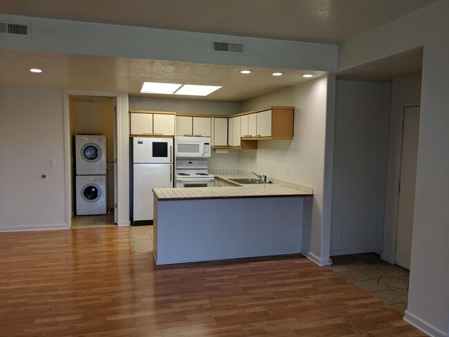 Building Photo - La Mirage 1 bedroom Condo