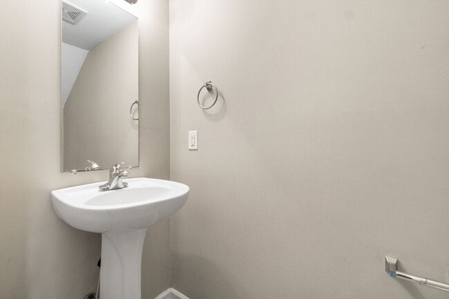 Building Photo - 2 Bedroom 1 1/2 Bathroom Townhome!