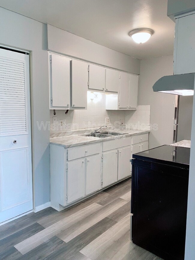 Building Photo - 219 Charleston Blvd