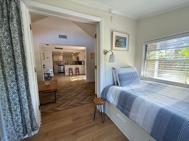 Building Photo - 2 Bedroom 2 Bath Annual Furnished Cottage ...
