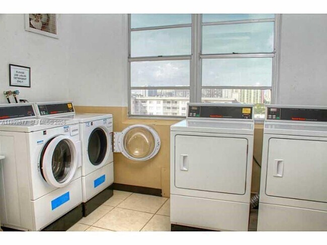 Building Photo - 500 Bayview Dr