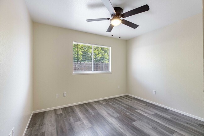 Building Photo - 1229 W Roseburg Ave