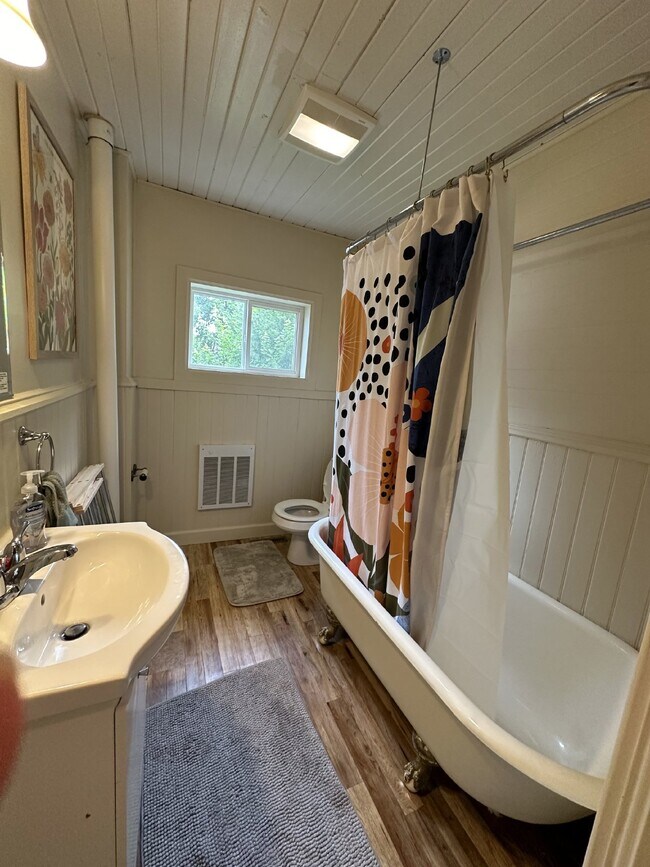 Building Photo - Great 4 Bed 3 Bath! Available June 1st 2025