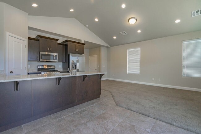 Building Photo - 3 Bedroom Townhome in Hidden Valley with C...