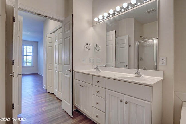 Building Photo - 1302 Suncrest Way
