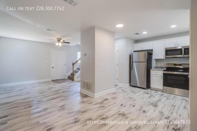 Building Photo - 233 Milray Ln