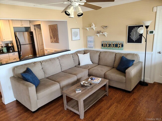 Building Photo - 62 Canoe Place Rd