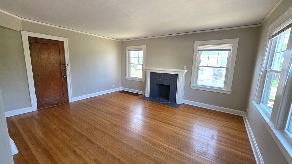 Building Photo - 1432 W 48th St
