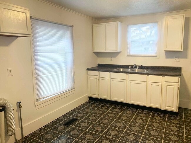 Building Photo - 921 N 10th St