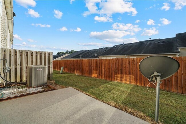 Building Photo - 1938 Dilcrest Dr