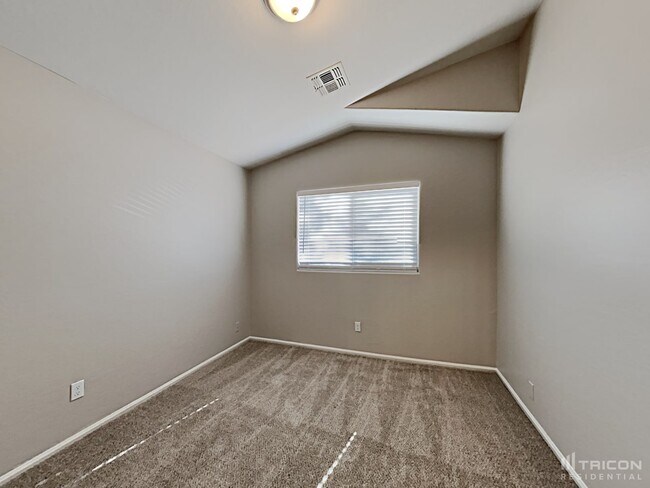 Building Photo - 5548 W Southgate Ave