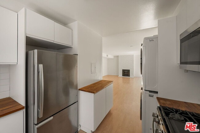 Building Photo - 1805 S Barrington Ave