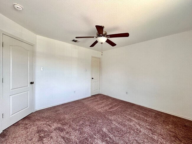 Building Photo - Spacious 4/BR 2.5/BA Home with Large Fence...