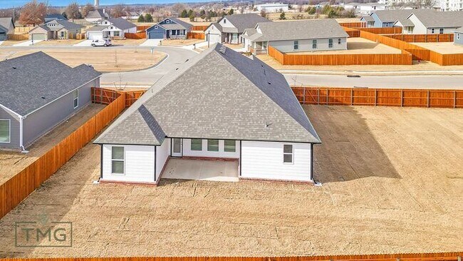 Building Photo - A Blend of Modern Luxury and Comfort