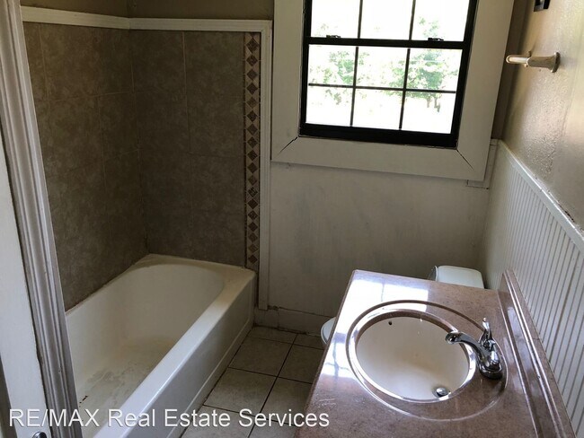 Building Photo - 2 br, 1 bath House - 125 Olive Street