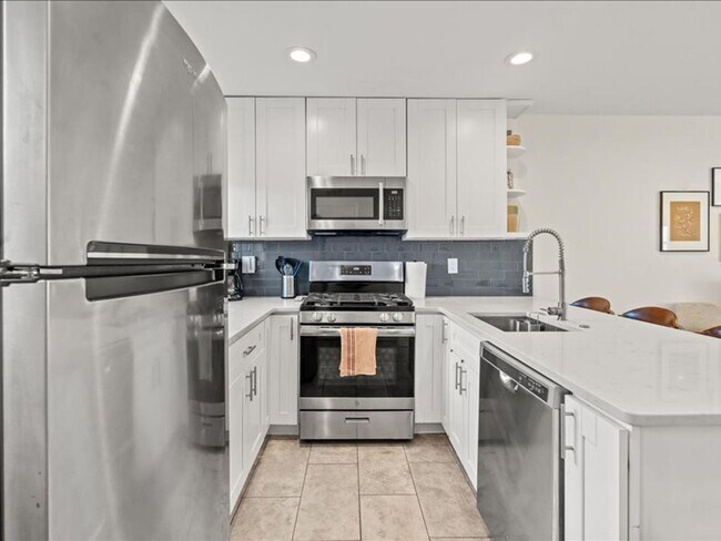 Building Photo - Distinctive Two Bedroom Beauty in Deanwood