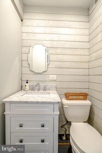 Building Photo - 908 S Front St