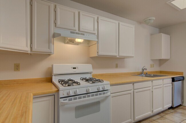 Building Photo - Amazing 3 Bedroom in Central Rio Rancho!
