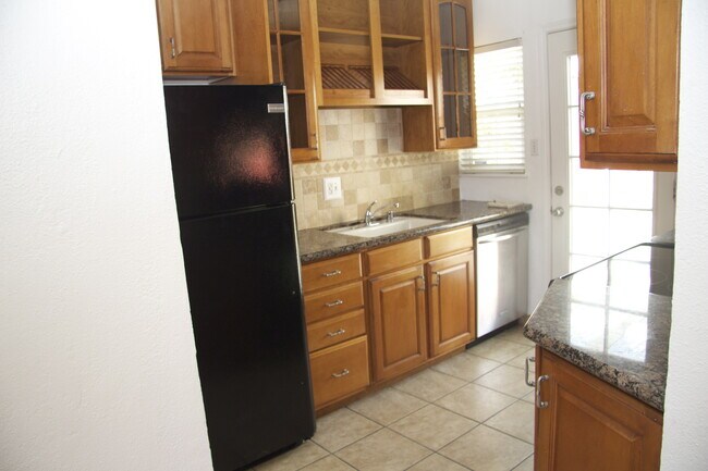 Building Photo - Great Fremont Location • Freshly Painted • Central A/C