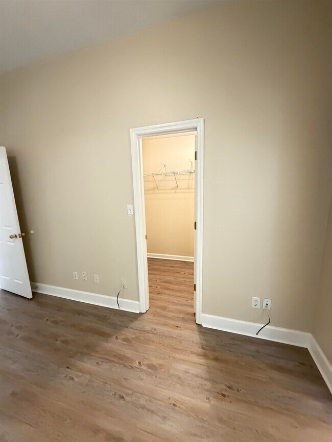 Building Photo - 2116 Heathrow Dr