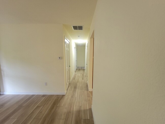 Building Photo - Newly remodeled 5 bedroom 2 bath home in L...