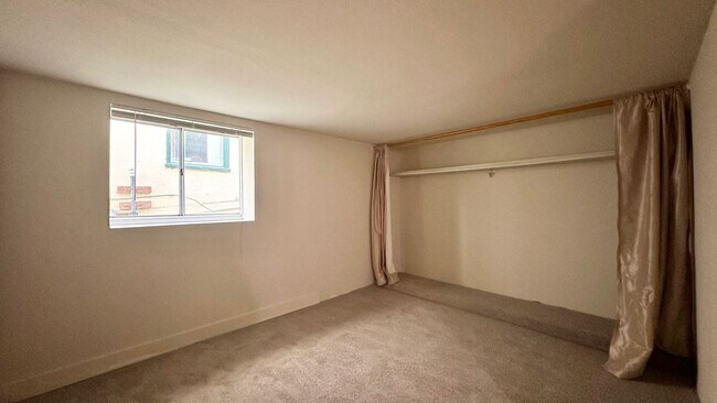 Building Photo - Sweet ground floor 1 Bedroom with a Sunny Wrap Around Deck and In-Unit Washer & Dryer