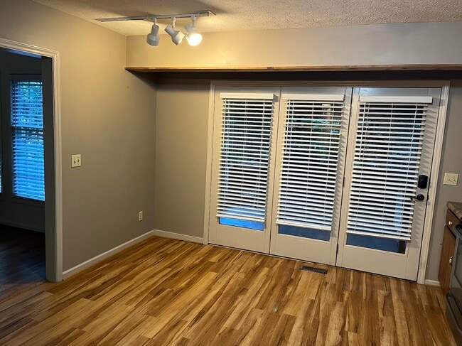 Building Photo - 487 Riverwood Dr